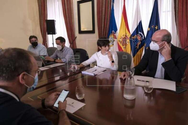 La ministra Isabel Rodríguez se reunió este viernes con el presidente de La Palma, Mariano Zapata (i); el delegado del Gobierno en las islas, Anselmo Pestana (d); y con los alcaldes del Valle de Aridane / EFE Ángel Medina G.